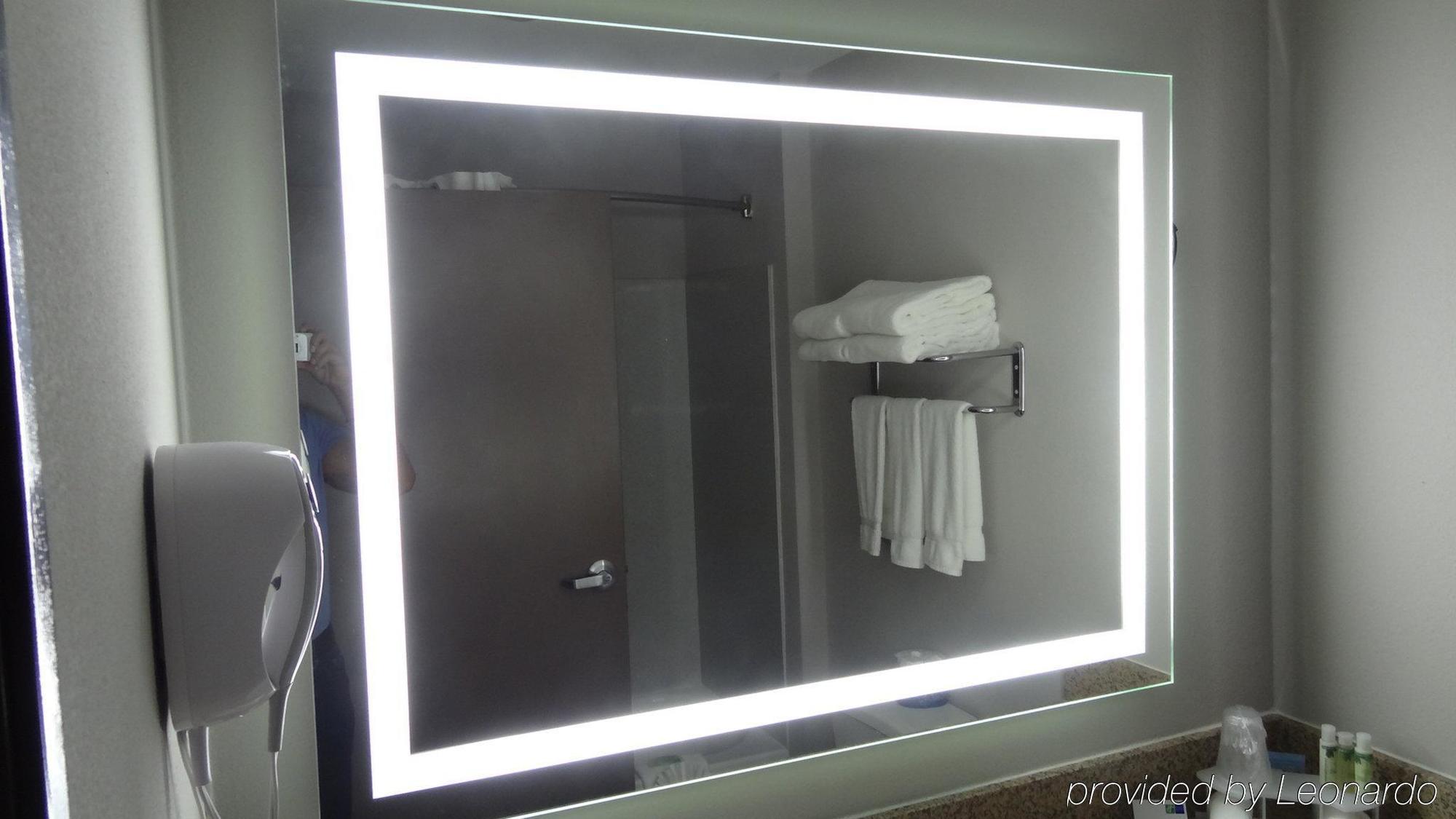 Holiday Inn Express Hotel Kansas City - Bonner Springs By Ihg Zewnętrze zdjęcie